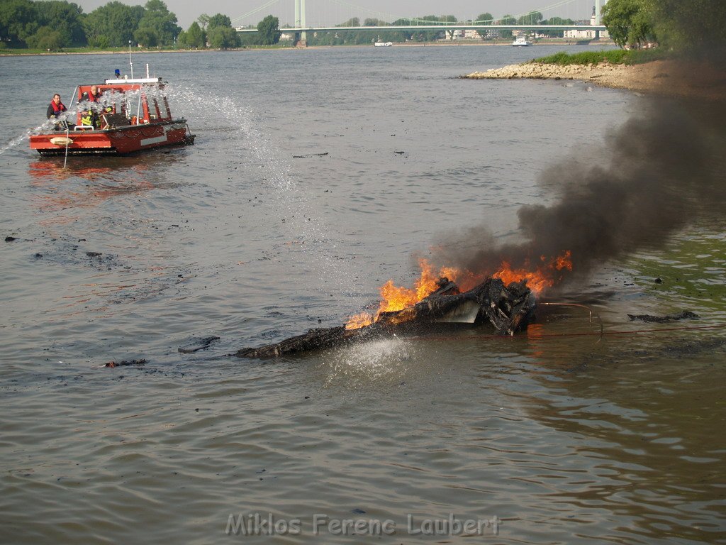 Kleine Yacht abgebrannt Koeln Hoehe Zoobruecke Rheinpark P155.JPG